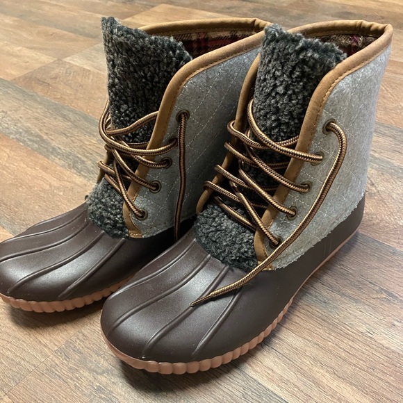 Simply Southern Quilted Heather Grey faux fur Size 8 - Picture 2 of 5